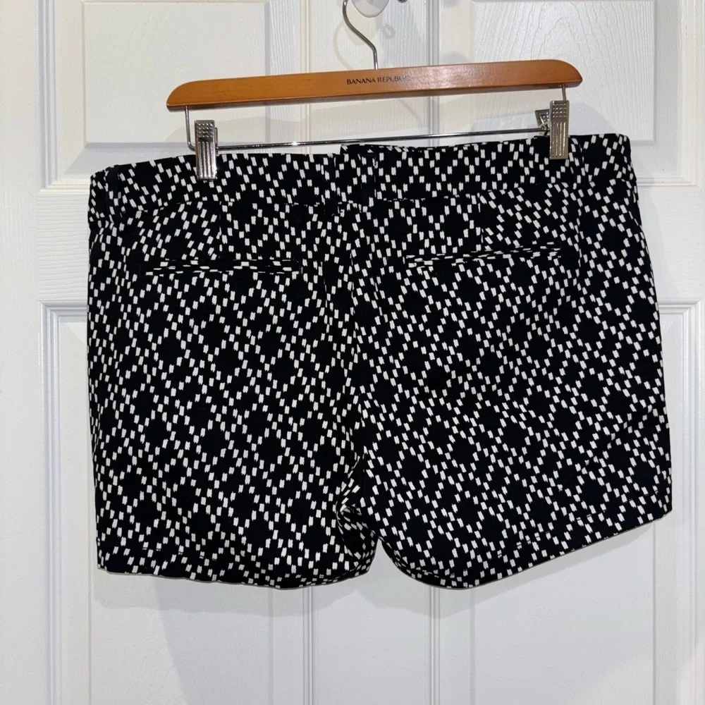 Women's SZ 12 Summer Shorts 2 Pairs - Picture 4 of 7